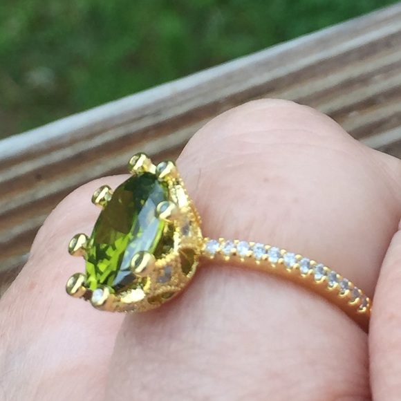 Peridot w/ cz gold over silver queen crown ring - Picture 8 of 8